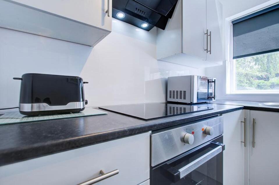 Spacious 2 Bedroom Apartment Лондон Екстериор снимка
